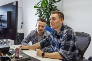 2 colleagues are working together on a computer